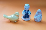 Lote de peças em porcelana, N. Sra. com menino Jesus, pássaro amarelo e vovó saleiro - Dimensão saleiro: 10 X 6 cm