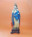 Antiga imagem de Nossa Senhora do Perpétuo Socorro em gesso pedra, com belíssima policromia, tendo  a coroa em metal, menino Jesus apresenta leve falha no nariz, conforme foto! - Dimensão: 38 X 12 cm - Base: 11 X 11 cm 