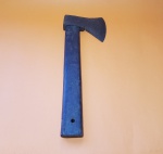 Antigo machado forjado, em forma de cutelo, com cabo retangular em madeira, peça de coleção - Dimensão: 13 X 10 cm - Tamanho total: 37 cm - Peso total aproximado: 750g 