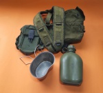 Conjunto militar com suspensório, cinto com cantil e caneca de alúminio, e bolsa porta objetos