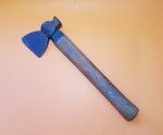 Antigo machado forjado, em forma de cutelo, com cabo redondo em madeira, peça de coleção - Dimensão: 12,5 X 8,5 cm - Tamanho total: 38 cm - Peso total aproximado: 700g