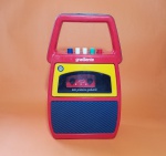 Gravador de áudio toca-fitas 'Meu Primeiro Gradiente'- Alimentação à pilhas - Meu Primeiro Gradiente" é um icônico brinquedo da Gradiente lançado em 1989, um gravador de áudio nostálgico que permitia às crianças gravar e ouvir músicas em fitas cassete - Não acompanha o microfone! - Vendido no estado, não foi testado - Dimensão: 30 X 17 X 9 cm