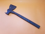 Antigo machado forjado, com saca pregos, com ponta partida, cabo retangular em ferro, peça de coleção - Dimensão: 15 X 9 cm - Tamanho total: 43 cm - Peso total aproximado: 1.150g