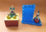 Lote com porta retrato e caixa, com palhaços em biscuit