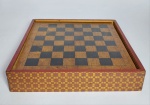 Antigo Jogo de Tabuleiro 2 em 1 - Dama e Trilha  - Estojo de madeira, anos 40. Peças de plástico. Medida:  17 x  17 x  3 cm. Conforme fotos.