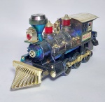 Antiga e Linda Locomotiva - HK 668 - Funcionamento: 4 pilhas AA. Estrutura em Plástico rígido e Acrílico. Foi feito teste e está Girando, Levantando as Rosa, Acendendo as Luzes da Chaminé e Fazendo Som característico de Trem, porém acredito que esteja faltando a rodinha do mecanismo bate gira. Conforme fotos. Medida: 25 cm x 9 cm x 12 cm.