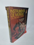 Conservado Livro  -  Les Instruments de Musique du Monde Enter  -  320 Páginas ricas em Ilustrações  - Idioma Francês  -  Ano 1976  -  Capa dura com sobrecapa  -   OBS: Livro de acervo do violinista, cantor e compositor Jararaca (José Luiz Calazans) e de seu filho Luiz Calazans.  -  Medida:  29 x 22 x 3 cm.