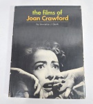 Conservado Livro  -  The Films of  Joan Crawford  -  By Lawrence J. Quirk  -  220 Páginas ricas em ilustrações  -  Ano 1968  -  Capa dura com sobrecapa   -  Idioma Inglês  -  OBS: Possui Assinatura. Livro de acervo do violinista, cantor e compositor Jararaca (José Luiz Calazans) e de seu filho Luiz Calazans. -  Medida:  28,5 x 22 x 2 cm.