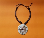 Belíssimo colar gargantilha com pingente em Madrepérola e madeira nobre - Diâmetro ajustável: 18 cm - Pingente: 7 cm