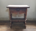 Antiga mesa para cabeceira de cama em madeira com pernas largas recortadas e moldadas, no estilo colonial, composta de 1 gaveta com puxador em madeira e prateleira na parte inferior, precisa restaurar a parte de cima - Retirada no local - Dimensões: 52 X 39,5 cm - Altura: 60 cm