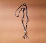 Cordão em metal com pedras resinadas na cor ambar - Total 50 cm