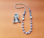 Colar em resina e metal com pedras e contas apéroladas e par de brincos - Total: 31 cm