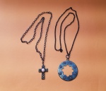 Par de cordões de metal com pedraria rosa e coral - Total: 49 e 41 cm - Redondo diâmetro: 6 cm - Cruz: 4 X 3 cm