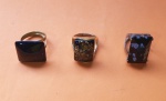 Trio de anéis em metal e pedras resinadas diversas - Dimensões: 3 X 2 cm e 2,5 X 2,5 cm