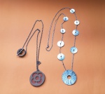 Par de cordões em metal e madeira com courino - Metal: 45 cm / Diâmetro: 5 cm - Courino: 40 cm / Diâmetro: 5 cm