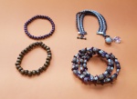 Conjunto de 4 pulseiras diversas, em metal com contas, madeira e tecido