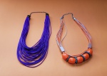 Lindo par de colar em tecido sintetico, metal e contas - Comprimento cada: 28 cm - Diâmetro cada: 19 cm