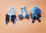 Trio de brincos diversos em metal e contas