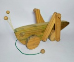 Antigo brinquedo de puxar representando  -  Grilo  -  Material: Madeira maciça  - Ao puxar mexe a pernas  -   Medida:  41 x 22 x 16 cm.  OBS: Possui um antigo trauma feio por cupins. Conforme foto.