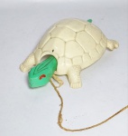 Antigo e Raro brinquedo de puxar representando  -  Tartaruga  -  Mirim  -  Material: Plástico rígido  -  Medida:  17 x 11 x 6 cm.