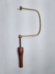 Antigo Arco de Serra Tico Tico Manual. Estrutura de Ferro com Cabo de Madeira. Não possui à Serra. Medida: 38 cm x 15 cm x 4 cm.