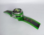 Conservado e Colecionável Relógio de Brinquedo  Ben 10  -  Omnitrix Illuminator da   -  Bandai  2008  -  Funcionamento a bateria: 3 x 1.5v  LR44  - Medida:  6 cm de diâmetro.  OBS: Apesar de conservado, não foi testado seu funcionamento. Conforme foto.