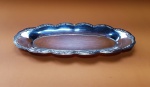 Bonita bandeja oval, com borda trabalhada, banhada em prata, marca BELLINI - Dimensão: 22,5 X 9,5 cm