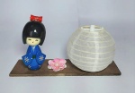 Lindo Adorno Oriental. Boneca Kokeshi e Base em madeira  -  Medida:  12 x 22,5 x 6 cm