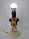 Antigo e Lindo Abajur Infantil - Representando personagem Minnie Baby - Boneca em Vinil com estrutura Plástico Rígido - Medida: 20 cm de altura x 11 cm de diâmetro de base. Funcionando. Não possui à cúpula. Conforme fotos.