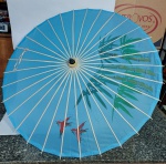 Lindo Guarda chuva Artesanal Chinês. Estrutura em Bambu e Madeira  -  Medida aberta: 87 cm de diâmetro x 58 cm.