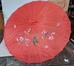 Linda Sombrinha Oriental. Estrutura em Madeira, Bambu e Plástico rígido.. Medida aberta: 83 cm de diâmetro x 53 cm.