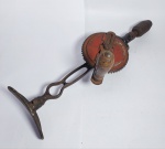 Antiga Furadeira Manual à Manivela com 2 Velocidades. Possui Nível. Estrutura de Ferro, Pega em Madeira. Medida: 46 cm x 19 cm x 13 cm de diâmetro. Conforme fotos.