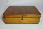 Antiga caixa de Madeira porta objetos, com divisória interna   -  Medida: 18 x 12 x  5,5 cm.