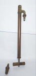 Antiga Bomba Manual a pressão d'água   -  Material em Bronze   -  Utilizada para desentupimentos de tubulações  - Acompanha um bico  -   OBS: Não foi testada.  Medida: 53 x 11 x 3,5 de diâmetro.