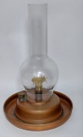 Antiga e Linda Lamparina de Mesa à Querosene. Base de Cobre com Manga de Vidro. Medida: 19 cm de diâmetro maior x 28 cm de altura. OBS: A manga de vidro e apenas apoiada na base conforme fotos.