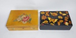 Lote de 2 Antigas e Lindas Caixas de Madeira Porta Joia/Objetos, Adornadas com Borboletas e Florais Pintados à Mão. Medida maior: 18 cm x 12 cm x 6 cm. Conforme fotos.