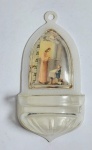 Antiga pia para água benta, representando a primeira comunhão  - Material: Acrílico  -  Medida:  11 x 5,5 x 2,5 cm.