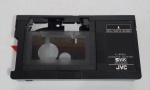 Antigo Adaptador de Fita VHS C-P7U - JVC - Made in Malaysia. Funcionando. Medida: 19 cm x 10,5 cm x 2,5 cm. OBS:  Falta tampinha do compartimento das pilhas. Conforme foto.