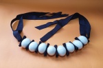 Belíssimo colar de contas off-white com fitas pretas - Comprimento: 103 cm - Contas: 3,5 X 2,5 cm