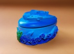 Caixa oval representando golfinhos, feito em resina - Dimensão: 8 X 6 X 5,5 cm
