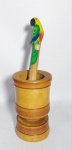 Lindo Pilão de madeira com Socador representando Papagaio. Medida do Pilão:  14 cm x 8 de diâmetro. Medida do Socador: 22 cm x 3 cm x 3 cm. Conforme fotos.