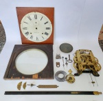 Antigo Mecanismo e Acessórios de Relógio Carrilhão de Parede à Corda - SETH THOMAS - 3 Cordas - Manufactured in The United States of America.  Acompanha: Mecanismo, Mostrador e Ponteiros em Metal, Proteção do Mostrador de Vidro, Chave da Corda, Pêndulo, Dobradiças, Gongo e pequenas pecinhas conforme fotos. Medida do Mostrador: 26 cm de diâmetro. Medida do Mecanismo: 20 cm x 19 cm x 11 cm. Medida do Pêndulo: 59 cm comprimento x 12 cm de diâmetro. Conforme fotos.