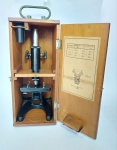 Antigo e Raro Microscópio - D.F. VASCONCELLOS - Nº 1099 - Todo em espesso metal - Acompanha 2 oculares ( 15X e 7X ). Acondicionado na Maleta original de Madeira com alça de metal. Medida da Maleta sem à alça: 33 cm x 17 cm x 14 cm. Fabricante,  D.F. Vasconcellos S.A. Óptica e Mecânica de Alta Precisão. SP. D.F. Vasconcellos S.A. foi uma pioneira na fabricação de instrumentos ópticos de precisão no Brasil, como microscópios, colposcópios e binóculos.