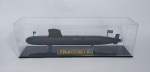 Linda Maquete Representando - SUBMARINO HUMAITÁ - S41 - Acondicionada em redoma de acrílico. Medida do Expositor: 28 cm x 8,5 cm x 6,5 cm. O Submarino Humaitá S41, é o segundo dos quatro submarinos de propulsão diesel-elétrica da Classe Riachuelo, construído no Brasil como parte do Programa de Desenvolvimento de Submarinos.. Ele foi incorporado à Armada da Marinha do Brasil em 12 de janeiro de 2024.