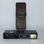 Antiga Câmera analógica  -  Vivitar 600  -  Acompanha case de couro Original  -  Funcionamento 2 pilhas AA  -  Medida da Case: 18 x 7 x 3,5 cm. OBS: Sem tampinha do compartimento das pilhas. Câmera disparando, porém não foi testado com filme e nem o funcionamento do flash. Conforme fotos.