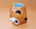Vasinho em porcelana 'Cachorro dorminhoco', ideal para decoração e acomodar pequenas plantas - Dimensão: 13 X 9 cm