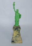 Antiga e Linda Escultura Representando - Estátua da Liberdade - Estrutura em Resina Plástica  - Medida:  22 cm de altura x 6 cm de base. Conforme fotos.