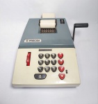 Antiga Calculadora/ Máquina de Somar Manual à Manivela - PRECISA - Modelo: 108 -10 - Estrutura em Baquelite, Manivela e Mecanismo em Metal. Hermes Precisa S.A - SP - Botões e manivela funcionando. Medida: 30 cm x 24 cm x 15 cm. Conforme fotos.