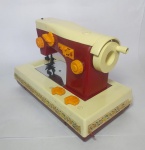 Antigo Brinquedo - Mini Máquina de Costura da Estrela - Estrutura em plástico rígido - Botões e manivela estão funcionando - Porém está faltando o pedal  -  Para decoração ou retirada de peças  - Vendida no estado - Medida: 30 x 18 x 15,5 cm.