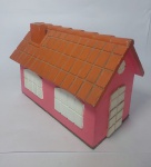 Lindo cofre em Madeira no formato de Casa  -  Medida: 27,5 x 19 x 17,5 cm.